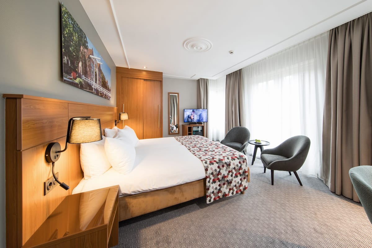 Executive Room | Hypo-allergenic bedding, in-room safe, desk, iron/ironing board
