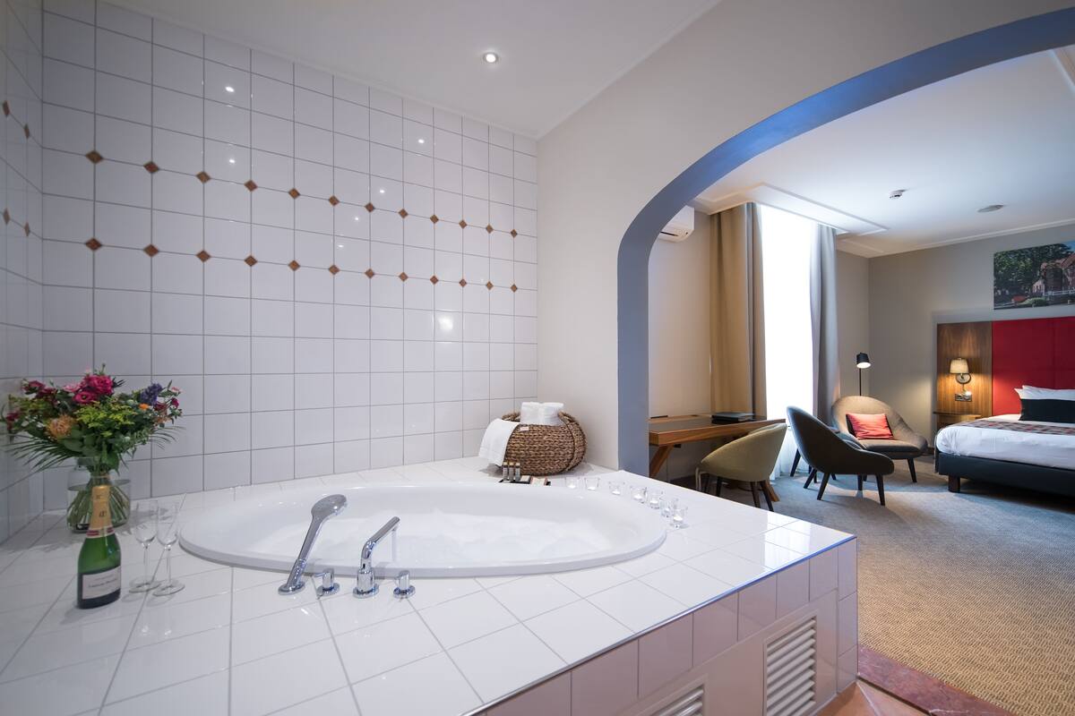 suite | bathroom | free toiletries, hair dryer, towels