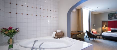 Suite | Bathroom | Free toiletries, hair dryer, towels