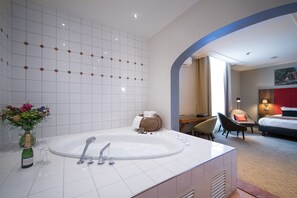 Suite | Bathroom | Free toiletries, hair dryer, slippers, towels