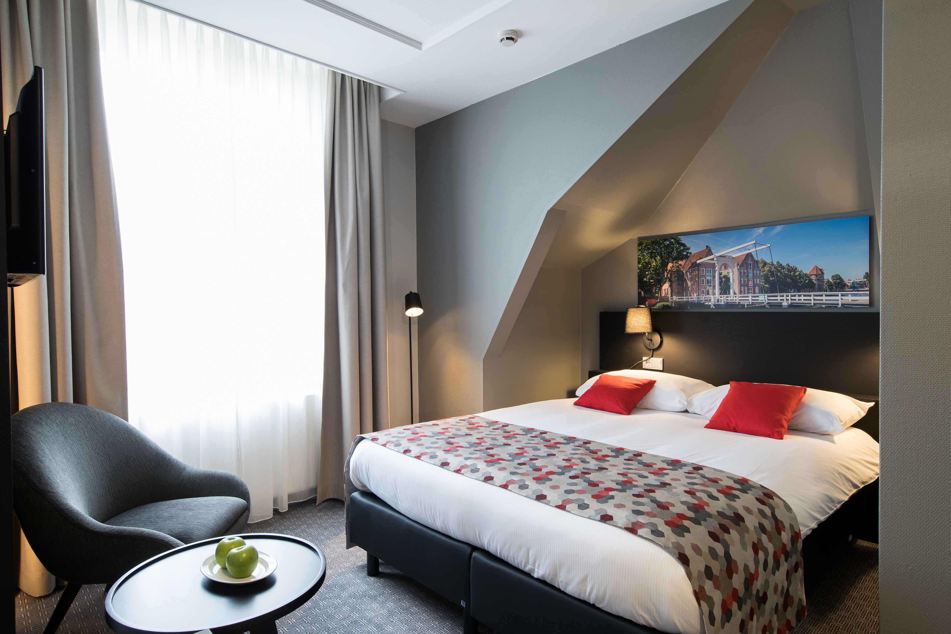 Klassieke kamer | Hypoallergeen beddengoed, een kluis op de kamer, een bureau