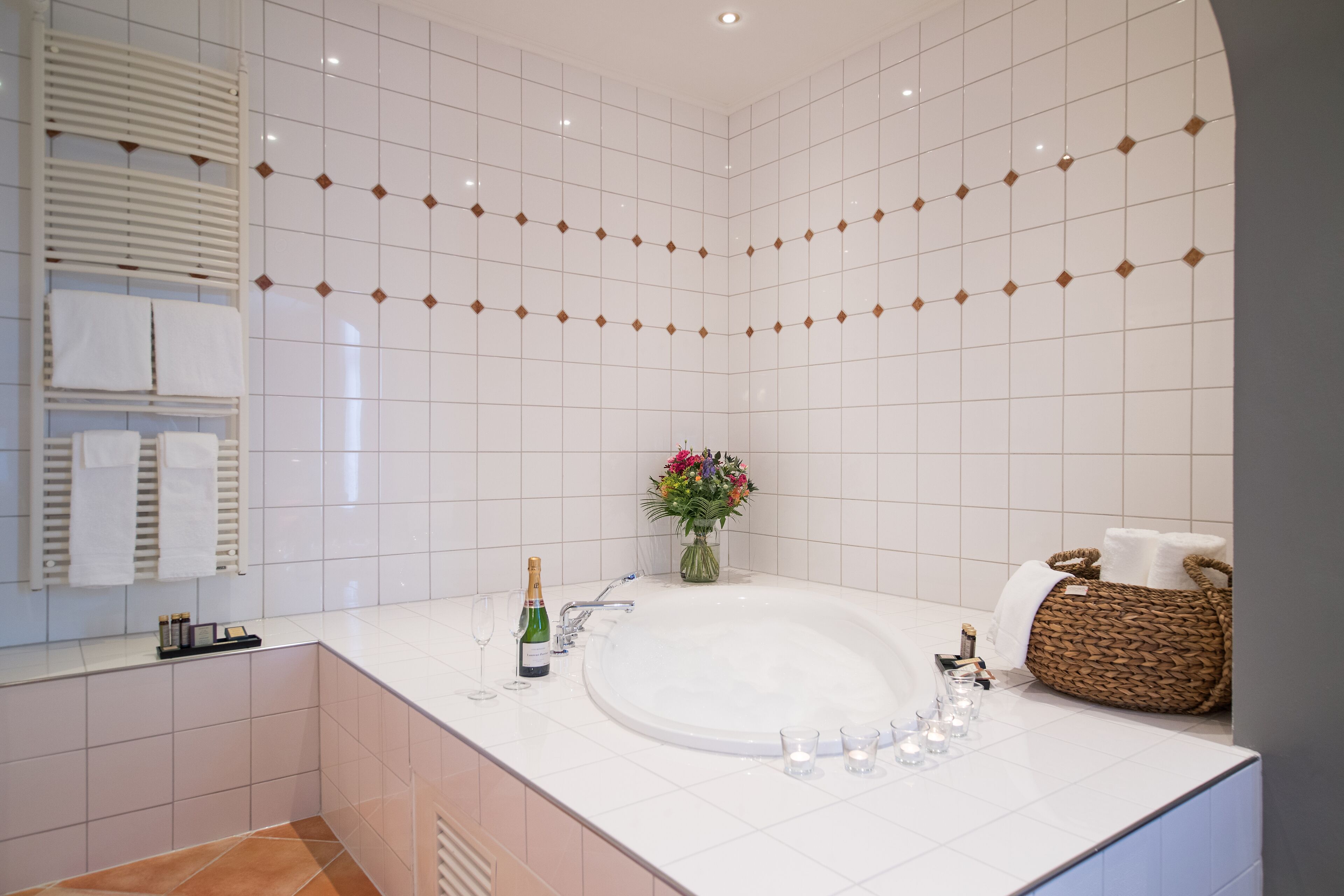 suite | bathroom | free toiletries, hair dryer, towels