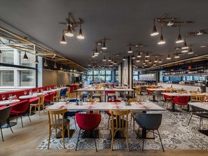 2 restaurants; breakfast, lunch, and dinner served - Mercure Budapest Castle Hill (Budapest)