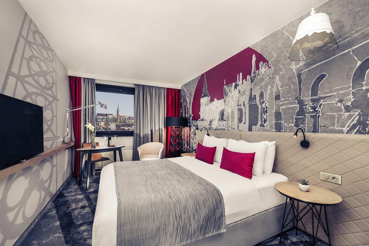 Privilege, Chambre double, 1 lit double | Literie hypoallergĂ©nique, coffre-fort, bureau, rideaux dâobscurcissement