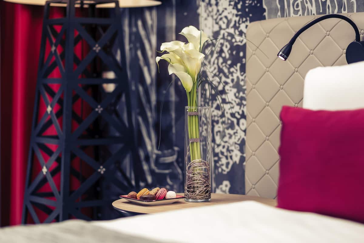 Hypo-allergenic bedding, in-room safe, desk, blackout curtains