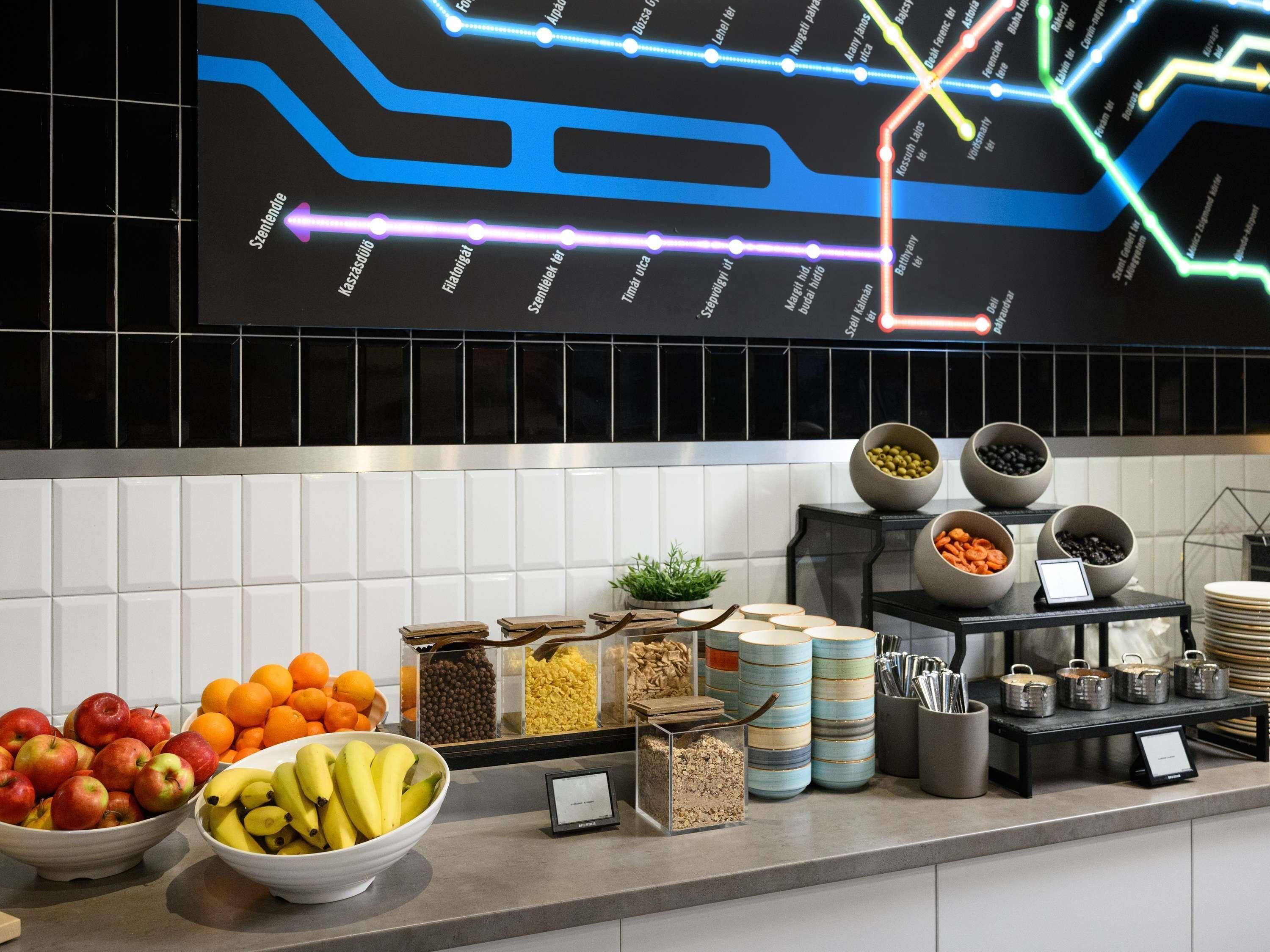 بوفيه فطور يوميًا بتكلفة قدرها (8000 HUF للشخص)