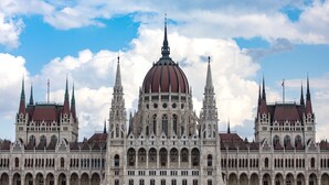 Un edificio grande e histórico con una cúpula destacada y varias torres.