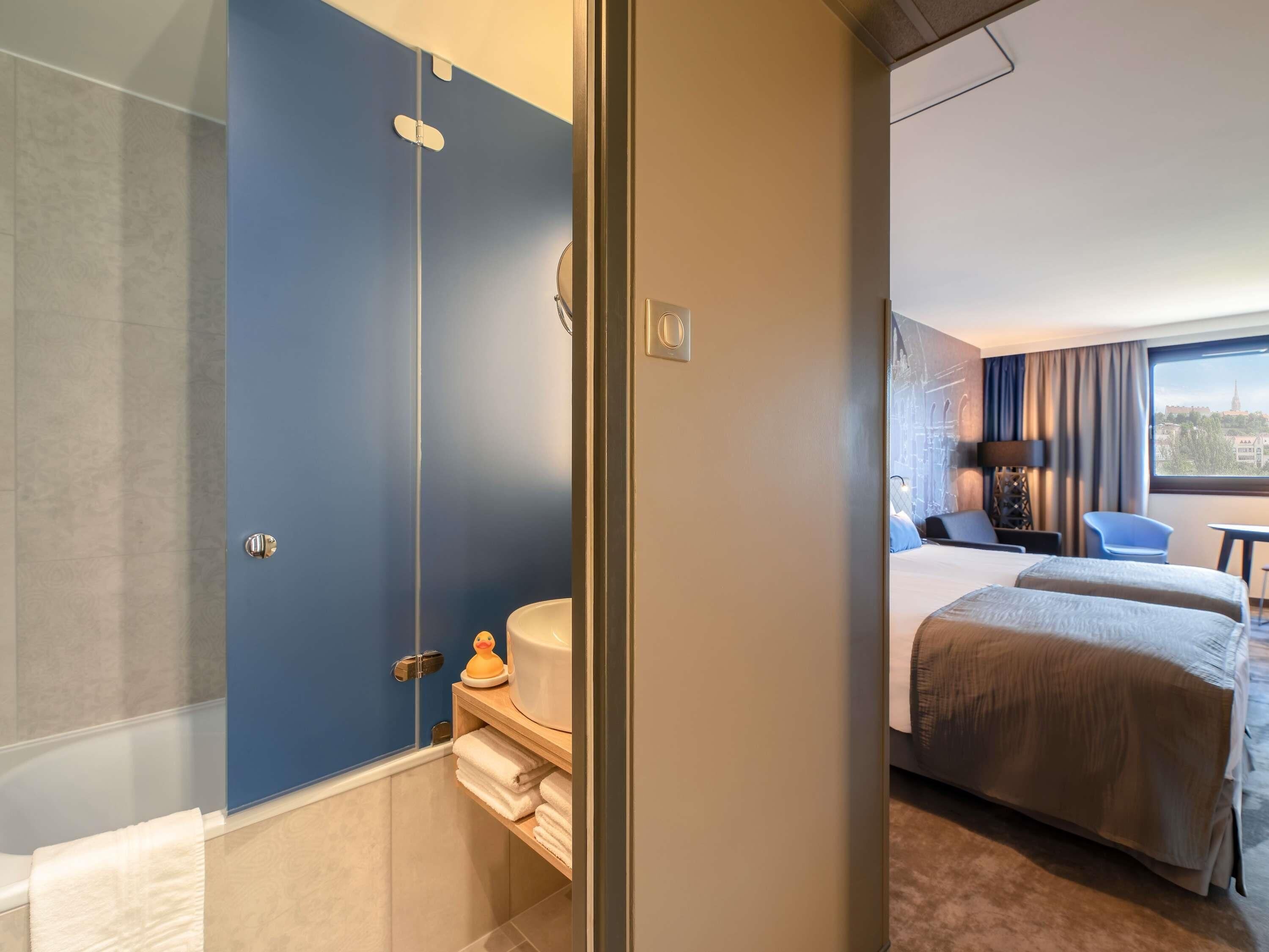 Hypo-allergenic bedding, in-room safe, desk, blackout curtains
