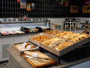 Daily buffet breakfast for a fee - Mercure Budapest Castle Hill (Budapest)