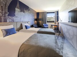 Hypo-allergenic bedding, in-room safe, desk, blackout curtains