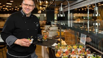 2 restaurantes; se sirve desayuno, almuerzo y cena