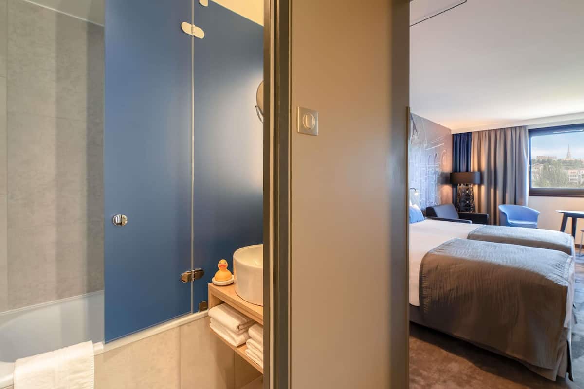 Chambre supĂ©rieure, Plusieurs lits | Literie hypoallergĂ©nique, coffre-fort, bureau, rideaux dâobscurcissement