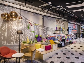 Hypo-allergenic bedding, in-room safe, desk, blackout curtains