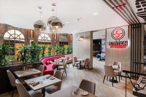 2 restaurants, breakfast served