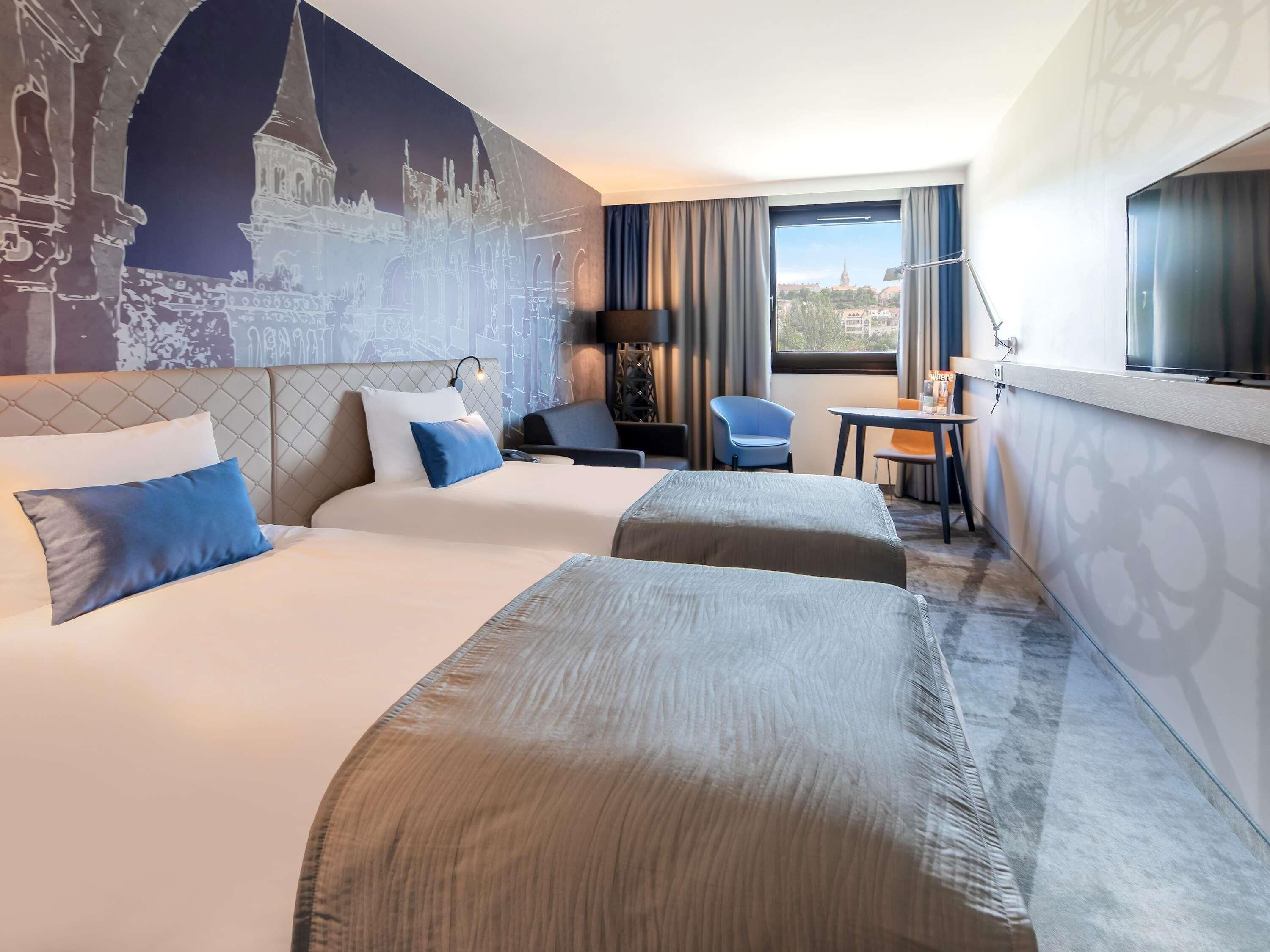 Rom – superior, flere senger | Allergitestet sengetøy, safe på rommet, skrivebord og blendingsgardiner