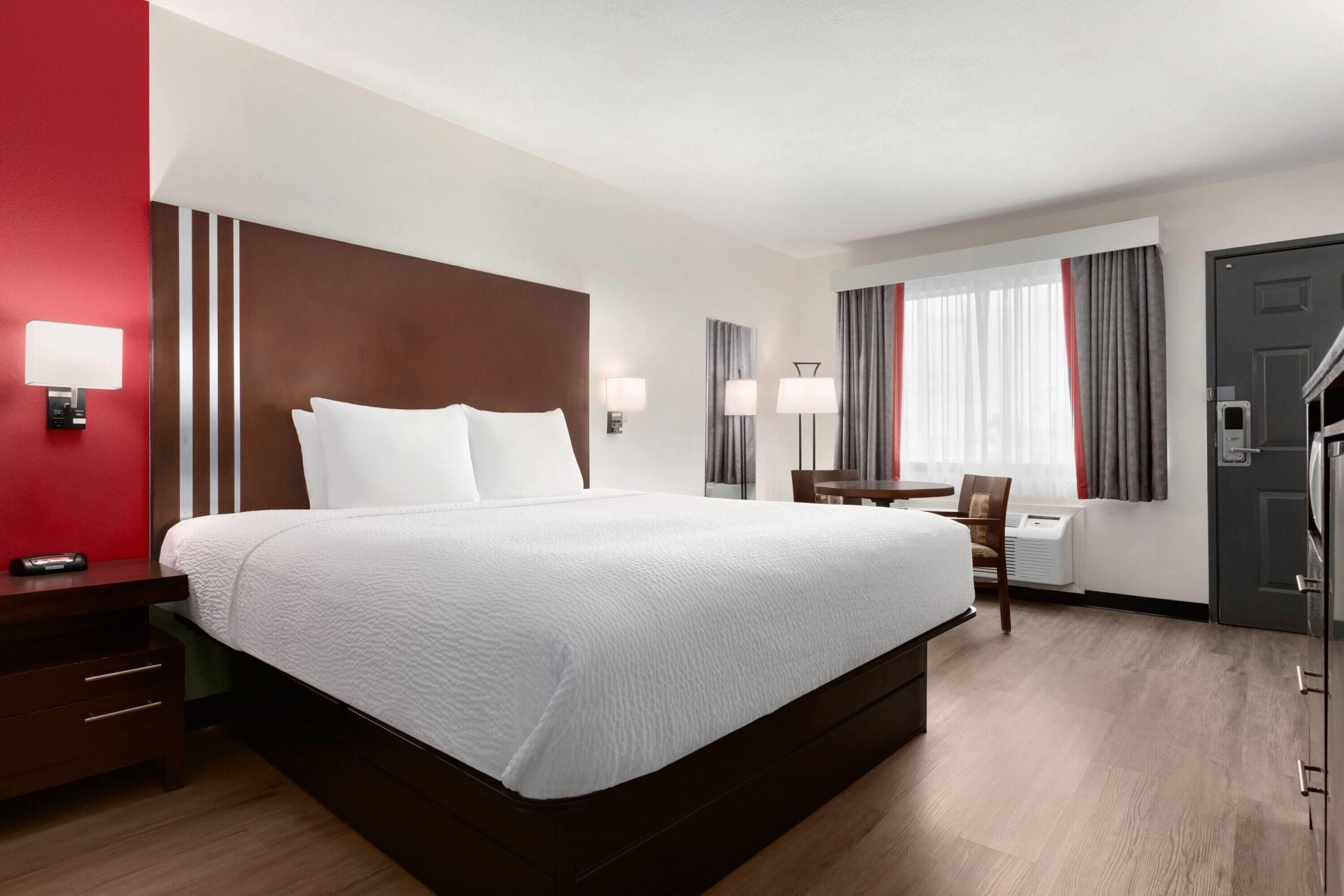 Habitación, 1 cama de matrimonio grande, no fumadores (Tub with Grab Bars) | Caja fuerte, espacio para trabajar con un portátil, cortinas opacas