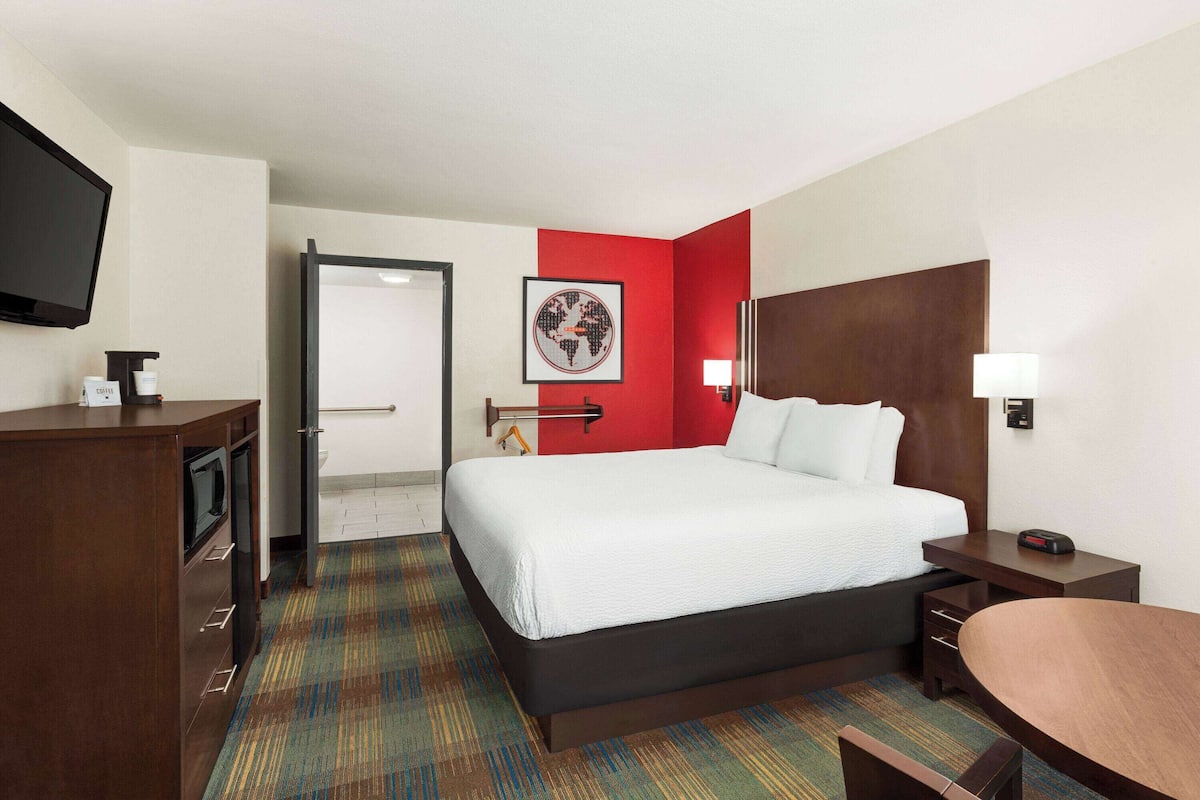Room, 1 King Bed, Accessible, Non Smoking (Tub with Grab Bars)