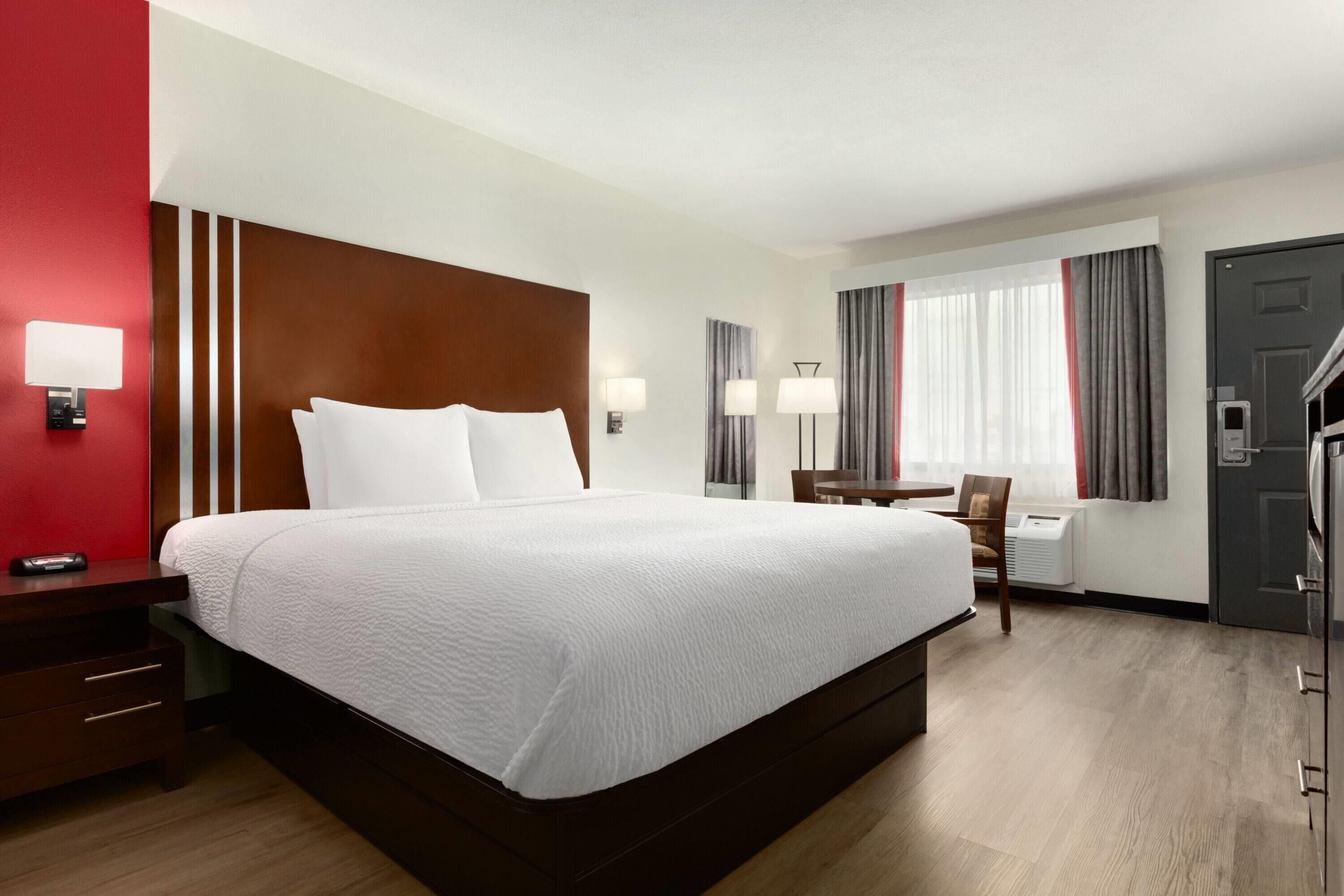Room, 1 King Bed, Accessible, Non Smoking (Tub with Grab Bars)