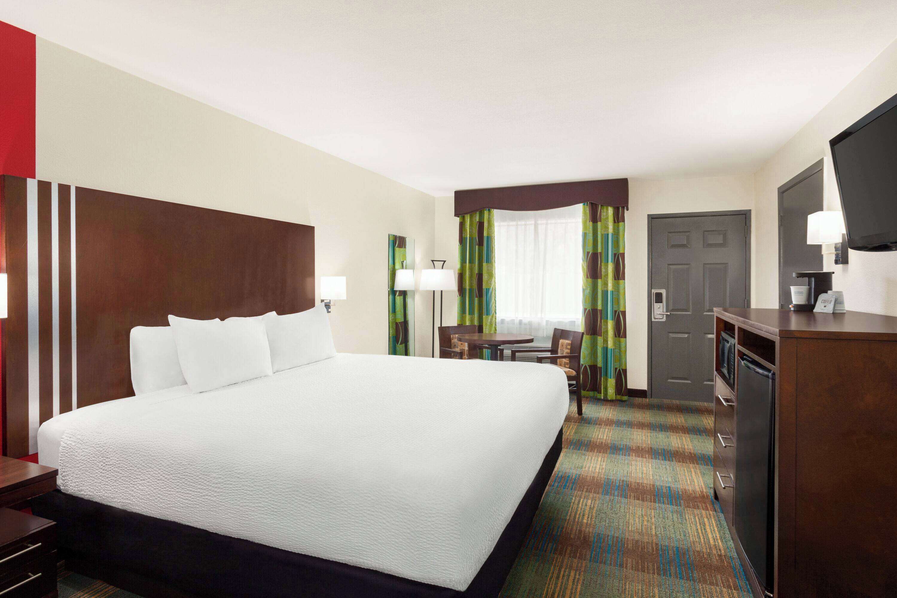 room, 1 king bed, accessible, non smoking (tub with grab bars) | in-room safe, laptop workspace, blackout curtains, iron/ironing board