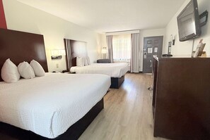 Habitación Deluxe, 2 camas de matrimonio | Caja fuerte, espacio para trabajar con un portátil, cortinas opacas