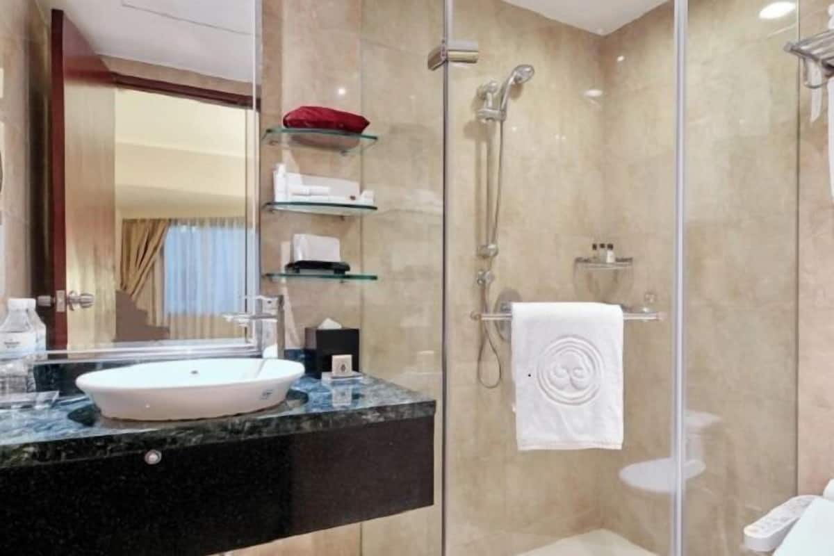 Separate bathtub and shower, deep-soaking bathtub, free toiletries