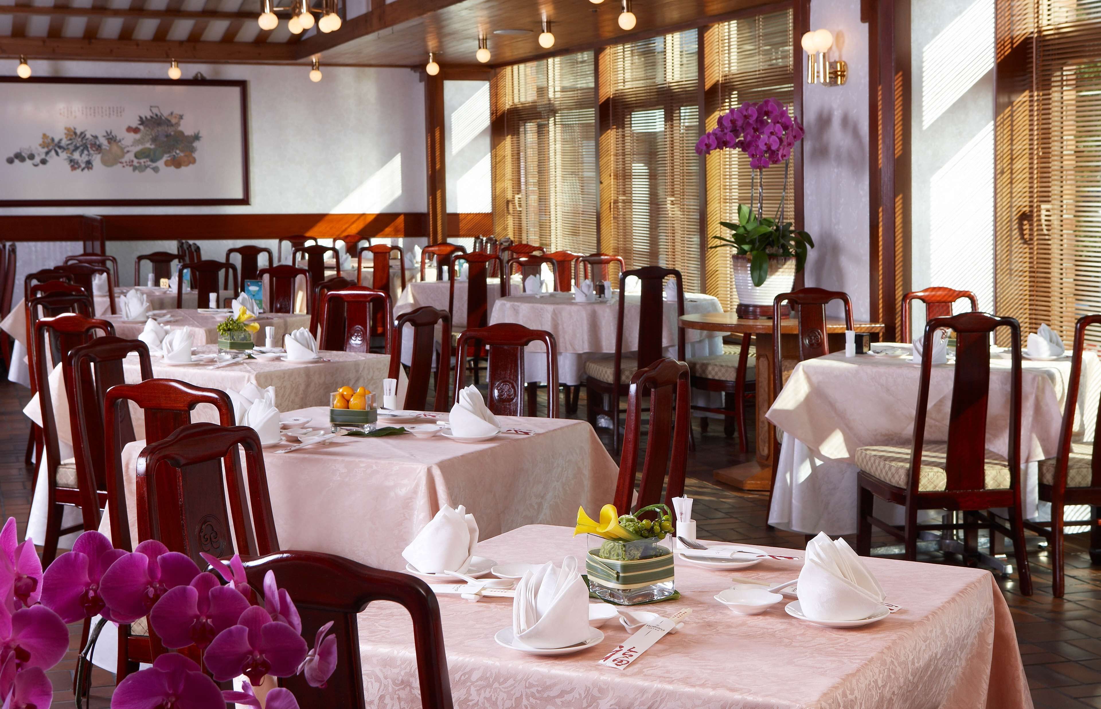 3 restaurants; breakfast, lunch, dinner, and brunch served