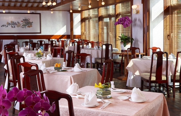 3 restaurants; breakfast, lunch, dinner and brunch served 