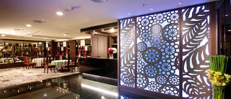 3 restaurants; breakfast, lunch, dinner, and brunch served