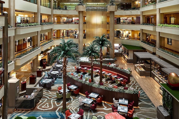 10 間餐廳,供應早餐、午餐和晚餐,當地料理