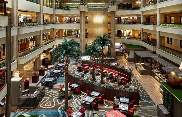 10 restaurantes, se sirven desayunos, comidas, cenas y cocina local