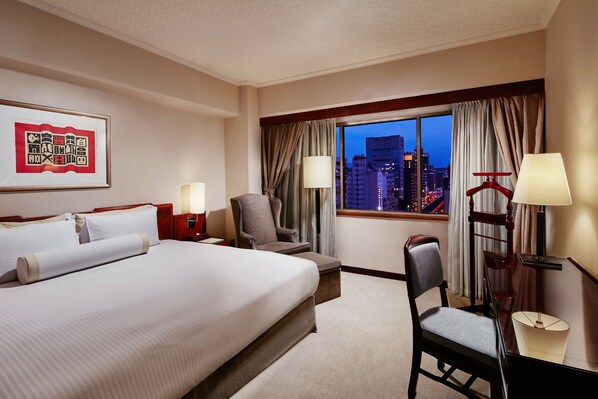 Rosewood Deluxe Suite | Down comforters, minibar, in-room safe, desk - The Howard Plaza Hotel Taipei (Taipei)