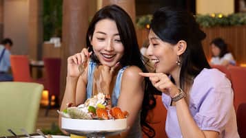 3 restaurants, serveren ontbijt, lunch, diner, lokale gerechten