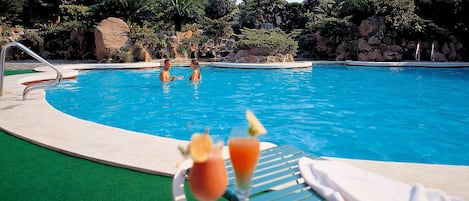 Seasonal outdoor pool, pool umbrellas