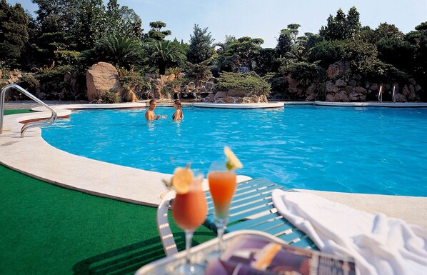 Piscine extérieure (ouverte en saison), parasols de plage