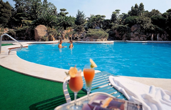 Seasonal outdoor pool, pool umbrellas, sun loungers