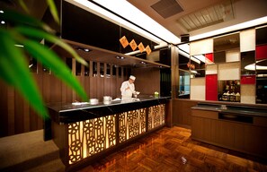 10 restaurants, breakfast, lunch, dinner served; local cuisine