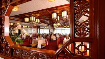 10 間餐廳;供應早餐、午餐、晚餐;本地菜