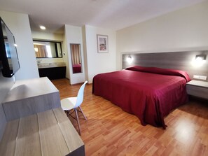 In-room safe, iron/ironing board, free WiFi, bed sheets - Hotel del Angel Reforma (Mexico City)