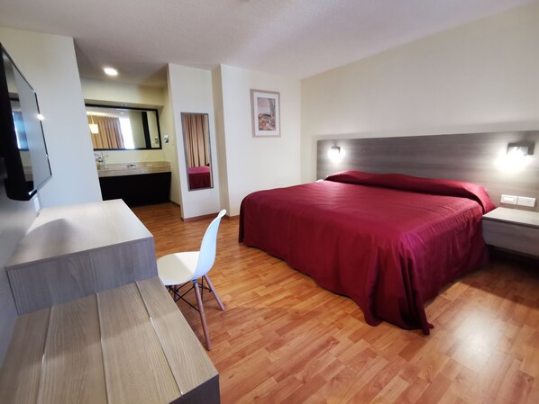 Caja de seguridad en la habitación y tabla de planchar con plancha 