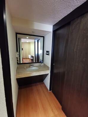Shower, rainfall showerhead, free toiletries, towels