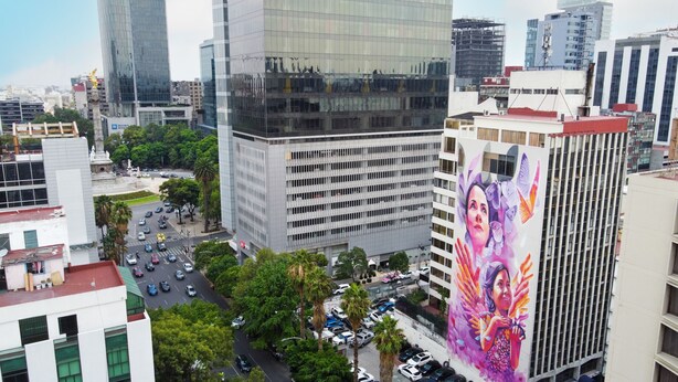 A cityscape with modern buildings, a busy street, and a large mural on a building. - Hotel del Angel Reforma (Mexico City)