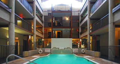 Quality Inn & Suites Downtown North