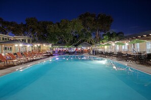 Alberca al aire libre y camas balinesas gratuitas