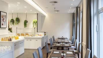 Bữa sáng buffet hàng ngày với phụ phí nhỏ