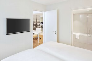 Phòng dành cho gia đình | Bộ đồ giường cao cấp, minibar, két bảo mật tại phòng, bàn 