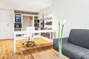 家庭房 | 高档床上用品、迷你吧、客房内保险箱、办公桌