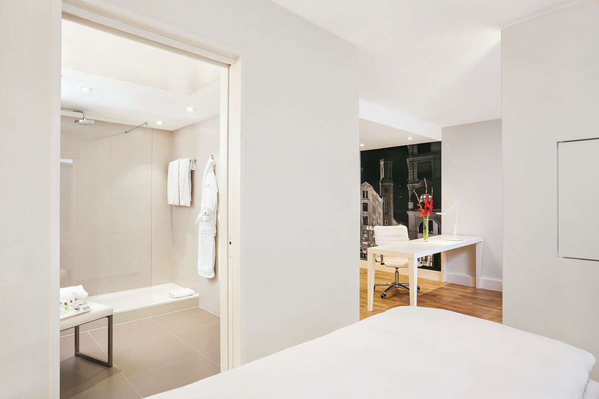 Premium bedding, minibar, in-room safe, desk
