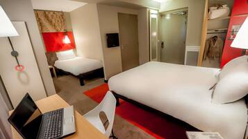 Colchones con pillow-top, escritorio y espacio para trabajar con laptop