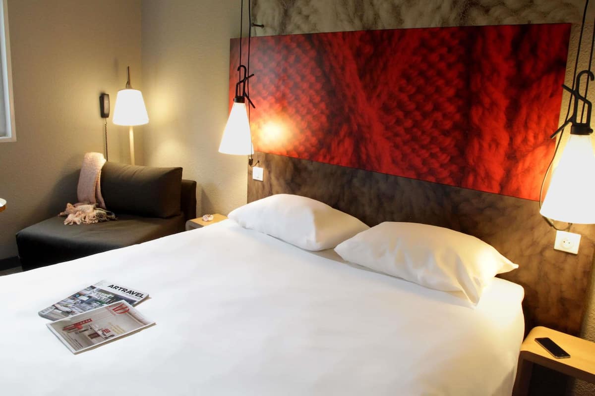 Chambre Standard, 1 lit double et 1 canapé-lit | Surmatelas, bureau, espace de travail pour ordinateur portable