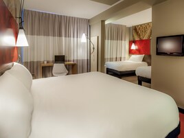 Camas com colchões pillow-top, escrivaninha